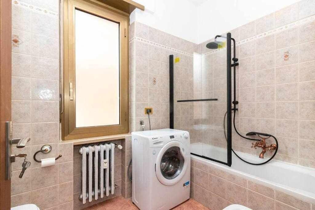 Appartamento A Pochi Passi Dalla Stazione Comodo A Coppie E Famiglie, Casa Ferrucci 科莱尼奥 外观 照片